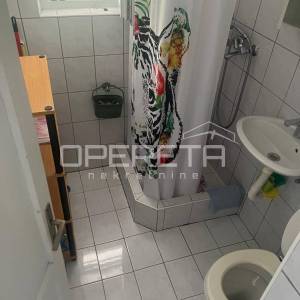 Kuća s dva stana 40 m2 i 30 m2, odvojeni ulazi, 300 m do mora, Ninske Vodice
