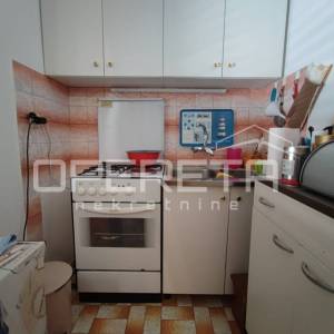 Kuća s dva stana 40 m2 i 30 m2, odvojeni ulazi, 300 m do mora, Ninske Vodice
