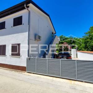 Kuća s dva stana 40 m2 i 30 m2, odvojeni ulazi, 300 m do mora, Ninske Vodice