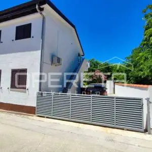 Kuća s dva stana 40 m2 i 30 m2, odvojeni ulazi, 300 m do mora, Ninske Vodice