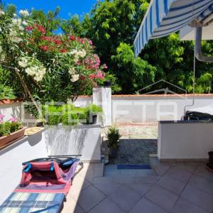 Kuća s dva stana 40 m2 i 30 m2, odvojeni ulazi, 300 m do mora, Ninske Vodice