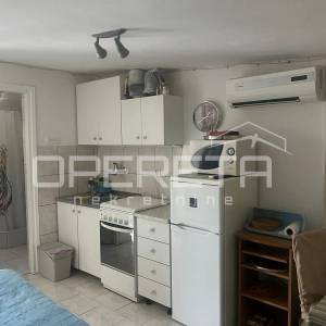 Kuća s dva stana 40 m2 i 30 m2, odvojeni ulazi, 300 m do mora, Ninske Vodice