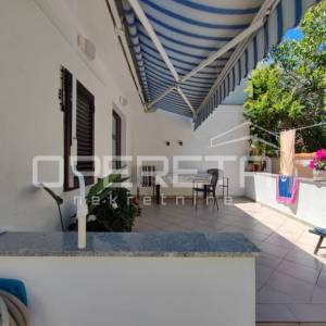 Kuća s dva stana 40 m2 i 30 m2, odvojeni ulazi, 300 m do mora, Ninske Vodice