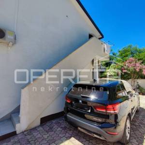 Kuća s dva stana 40 m2 i 30 m2, odvojeni ulazi, 300 m do mora, Ninske Vodice
