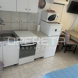 Kuća s dva stana 40 m2 i 30 m2, odvojeni ulazi, 300 m do mora, Ninske Vodice