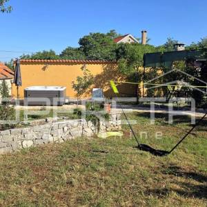 Kuća s predivnim dvorištem u Lozovcu, 789 m2
