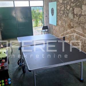 Kuća s predivnim dvorištem u Lozovcu, 789 m2