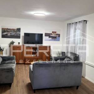 Kuća s predivnim dvorištem u Lozovcu, 789 m2