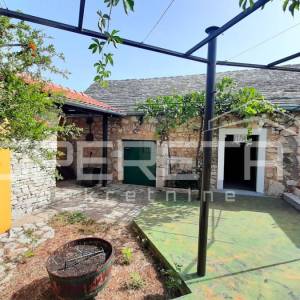 Kuća s predivnim dvorištem u Lozovcu, 789 m2