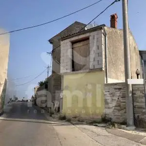 KUĆA ZA ADAPTACIJU NA ATRAKTIVNOJ LOKACIJI