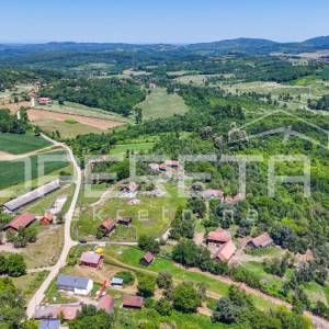 Kuća za obnovu s pet parcela u mirnom selu kraj Petrinje