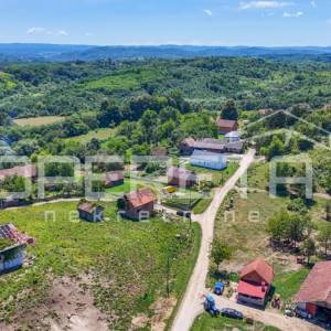 Kuća za obnovu s pet parcela u mirnom selu kraj Petrinje