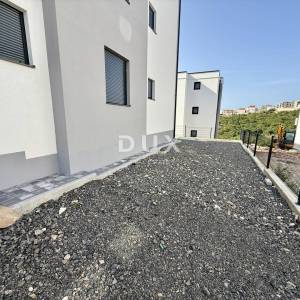 KVARNER, NOVI VINODOLSKI - Stan u novogradnji s okućnicom!