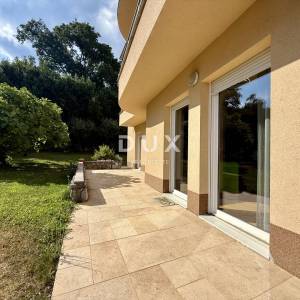 KVARNER, OPATIJA - Predivan apartman, 100 m2, bazen, garaža, pogled na more!