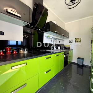 KVARNER, OPATIJA - Predivan apartman, 100 m2, bazen, garaža, pogled na more!