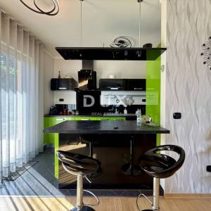 KVARNER, OPATIJA - Predivan apartman, 100 m2, bazen, garaža, pogled na more!