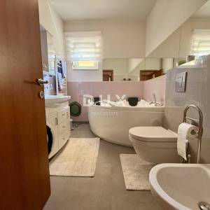 KVARNER, OPATIJA - Predivan apartman, 100 m2, bazen, garaža, pogled na more!