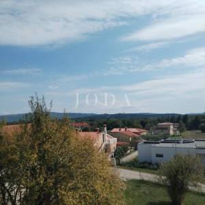 Labin, okolica, kuća s dva stana i poslovnim prostorom