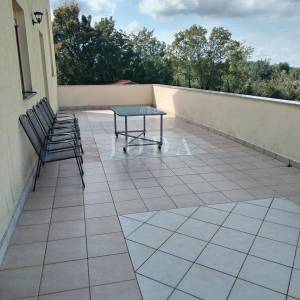 Labin, okolica, kuća s dva stana i poslovnim prostorom