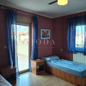 Labin, okolica, kuća s dva stana i poslovnim prostorom