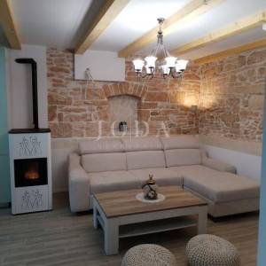 Lijepa kamena kuća sa bazenom,BARBAN okolica