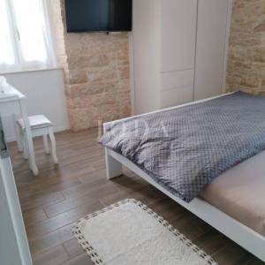 Lijepa kamena kuća sa bazenom,BARBAN okolica