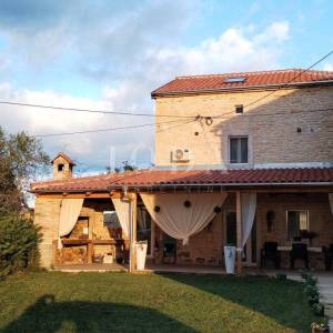 Lijepa kamena kuća sa bazenom,BARBAN okolica