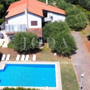 Lijepa kuća sa 3 stana,bazenom i gr.terenom,POREČ okolica