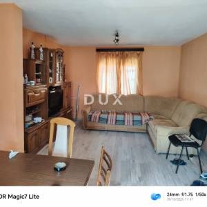 LIKA, OTOČAC – Stan 82 m² s potkrovljem za prenamjenu u još jedan stan+ građevinsko zemljište, TOP lokacija u centru!