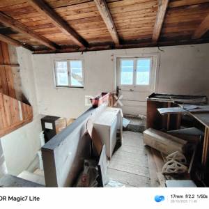 LIKA, OTOČAC – Stan 82 m² s potkrovljem za prenamjenu u još jedan stan+ građevinsko zemljište, TOP lokacija u centru!