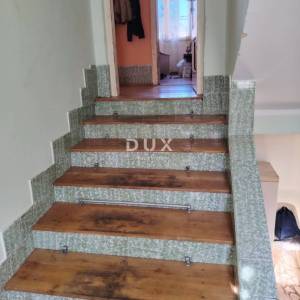 LIKA, OTOČAC – Stan 82 m² s potkrovljem za prenamjenu u još jedan stan+ građevinsko zemljište, TOP lokacija u centru!