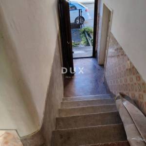 LIKA, OTOČAC – Stan 82 m² s potkrovljem za prenamjenu u još jedan stan+ građevinsko zemljište, TOP lokacija u centru!