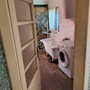 LIKA, OTOČAC – Stan 82 m² s potkrovljem za prenamjenu u još jedan stan+ građevinsko zemljište, TOP lokacija u centru!