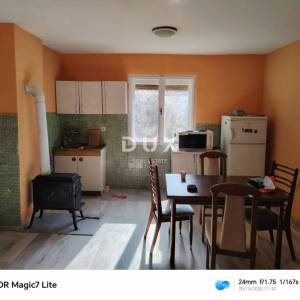 LIKA, OTOČAC – Stan 82 m² s potkrovljem za prenamjenu u još jedan stan+ građevinsko zemljište, TOP lokacija u centru!