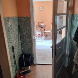LIKA, OTOČAC – Stan 82 m² s potkrovljem za prenamjenu u još jedan stan+ građevinsko zemljište, TOP lokacija u centru!