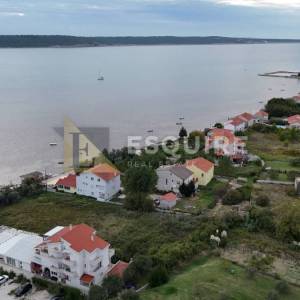 LJUBAČ - Atraktivno zemljište 1. red do mora - 1500m2