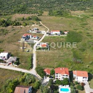 LJUBAČ - PRODAJA GRAĐEVINSKOG ZEMLJIŠTA OD 960 m²!!