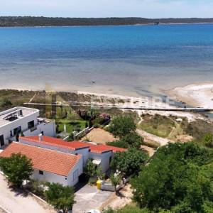 LJUBAČ - Samostojeća kuća s velikom okućnicom 1. red do mora - 702m2