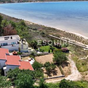 LJUBAČ - Samostojeća kuća s velikom okućnicom 1. red do mora - 702m2