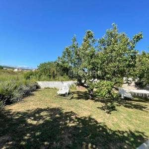 LJUBAČ - Velika parcela sa prizemnicom 1. red do mora - 702m2