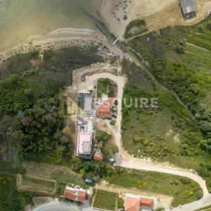 LJUBAČ - Velika parcela sa prizemnicom 1. red do mora - 702m2