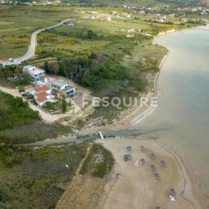 LJUBAČ - Velika parcela sa prizemnicom 1. red do mora - 702m2