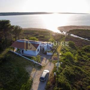 LJUBAČ - Velika parcela sa prizemnicom 1. red do mora - 702m2
