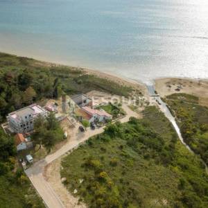 LJUBAČ - Velika parcela sa prizemnicom 1. red do mora - 702m2
