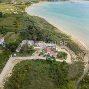 LJUBAČ - Velika parcela sa prizemnicom 1. red do mora - 702m2
