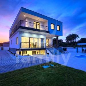 LUKSUZNA PROSTRANA VILA NADOMAK MORA