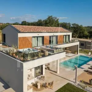 LUKSUZNA VILA S BAZENOM I POGLEDOM NA MORE
