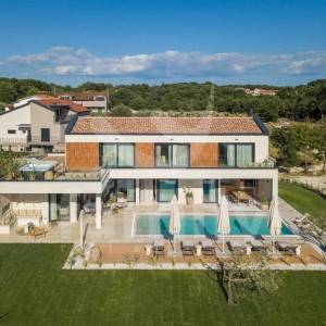 LUKSUZNA VILA S BAZENOM I POGLEDOM NA MORE