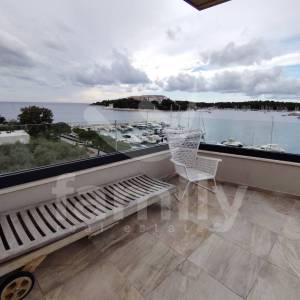 LUKSUZNI DVOETAŽNI PENTHOUSE PRVI RED DO MORA