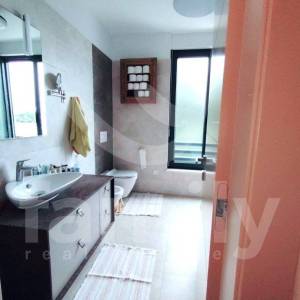 LUKSUZNI DVOETAŽNI PENTHOUSE PRVI RED DO MORA